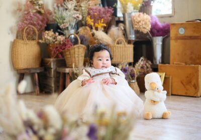 ＜ハーフバースデー＞ハーフバースデーの味方 Bumbでお座り