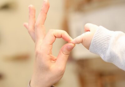 <ハーフバースデー>ママとお手てつなごうね